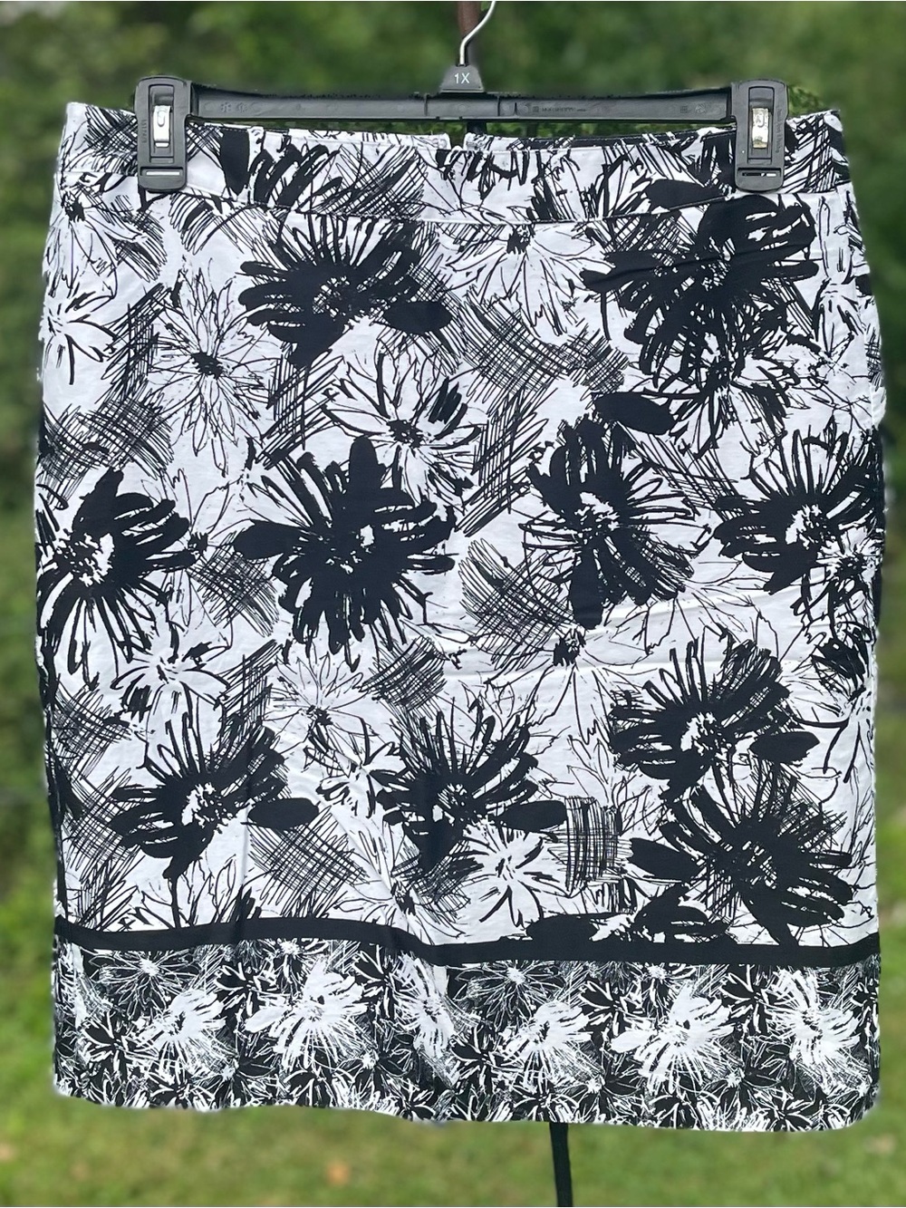 Van Heusen Skirt Size 12 Black & White Abstract Floral Print 100% Cotton Lined